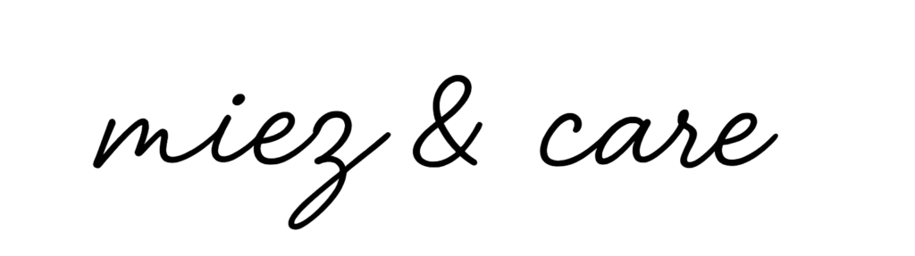 Logo des Unternehmens: in geschnörkelter moderner Schrift sieht man in einer Zeile "miez & care"
